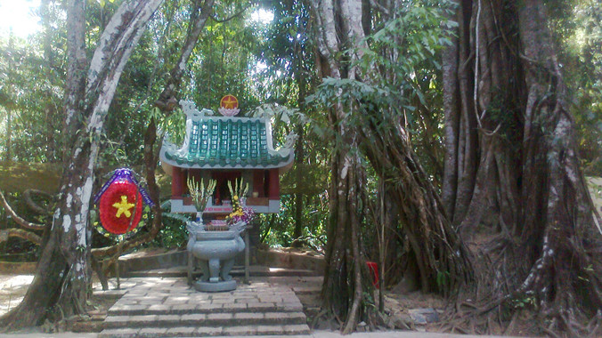 Một cái miếu được xây dựng để thờ chung 500 linh hồn ở chiến khu Đ