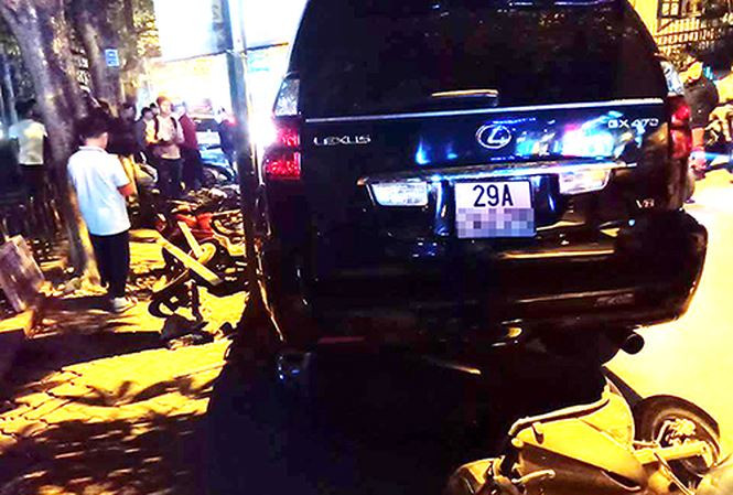 Chiếc Lexus đâm hàng loạt xe máy ven hồ Tây ngày 18/12.