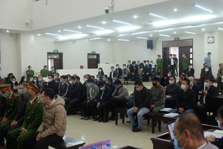 Nhóm bị cáo trả lời tại tòa.