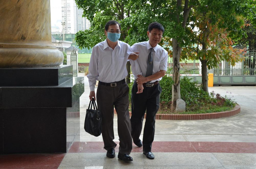 Ông Vũ Huy Hoàng đến tòa sơ thẩm.