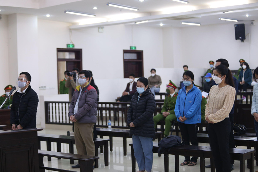 Nhóm bị cáo tại tòa.