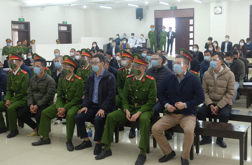Nhóm bị cáo tại phiên tòa sơ thẩm.