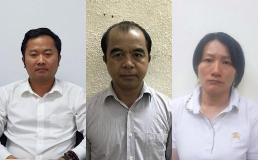 Cựu Hiệu trưởng Dương Văn Hòa (trái) cùng 2 bị cáo trong vụ án.