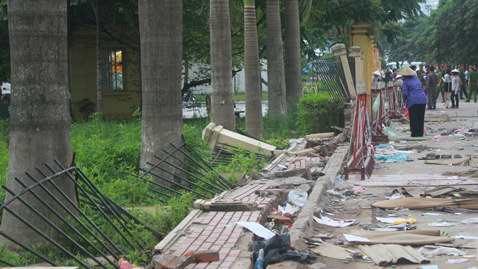 Một đoạn tường rào trụ sở VFF bị người hâm mộ xô đổ trong cơn bực tức. Ảnh: VSI 