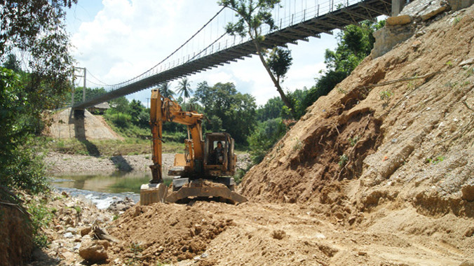 Nhà thầu đang tiến hành khắc phục sự cố sạt lở mố cầu