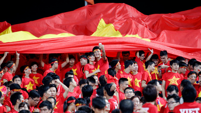 Người hâm mộ đang bày tỏ tình yêu cuồng nhiệt cùng U19 Việt Nam. Ảnh: Như Ý