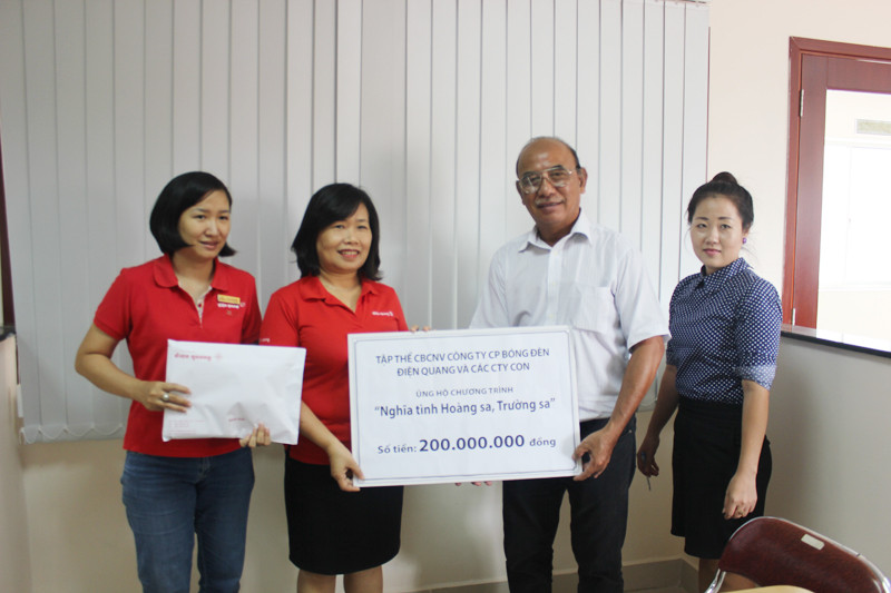 Bà Nguyễn Thị Kim Vinh, Bí thư Đảng ủy, Phó Tổng Giám đốc Công ty Cổ phần Bóng đèn Điện Quang trao ủng hộ cho chương trình “Nghĩa tình Hoàng Sa, Trường Sa”