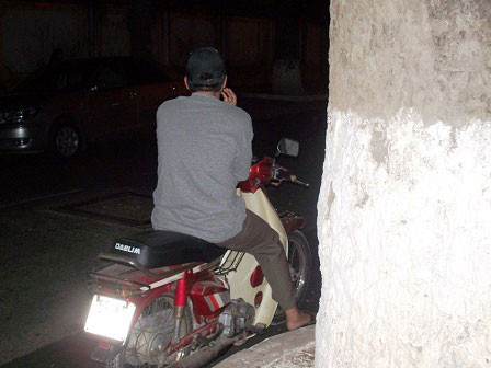 “Trai gọi” chờ khách trên đường Nguyễn Chí Thanh (TP HCM).