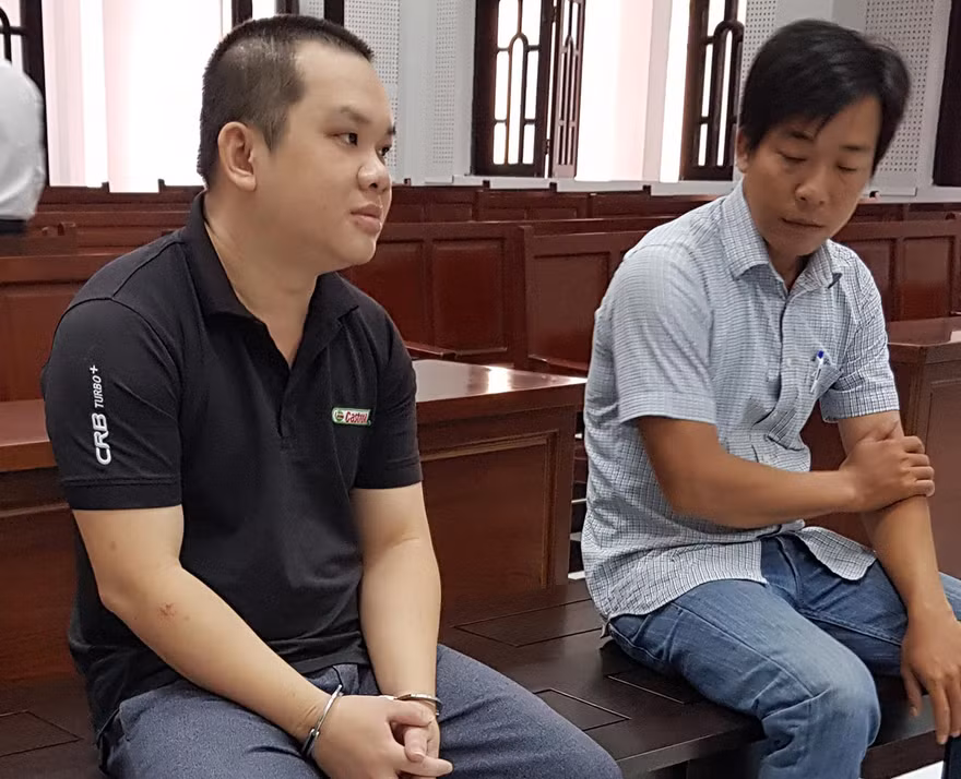 Hoàng (trái) và Kha tại tòa.
