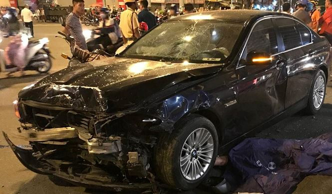 Xế hộp nát đầu sau khi gây tai nạn. 