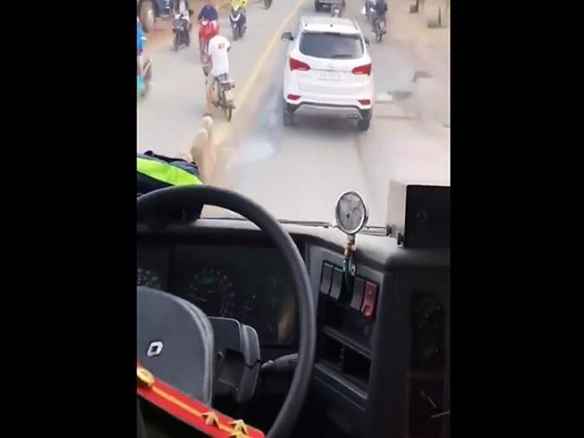 Phạt tiền, tước bằng lái tài xế cản đầu xe cứu hỏa