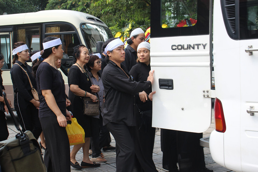 'Thị Nở' Đức Lưu lặng người theo xe chở linh cữu tiễn biệt Bùi Cường 