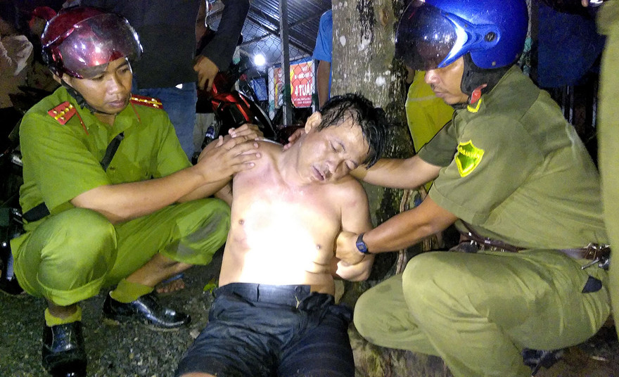 Người đàn ông có biểu hiện bệnh tâm thần được giải cứu. 