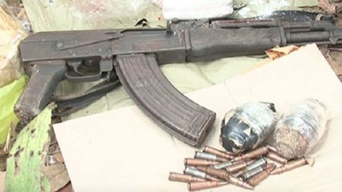 Tang vật thu giữ của nạn nhân tại hiện trường.