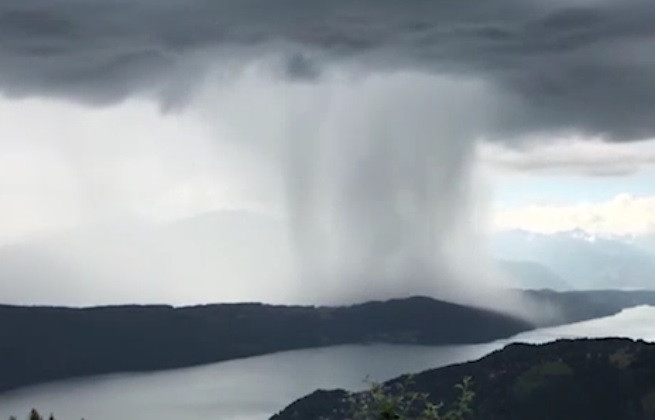 Hoảng hồn nhìn “sóng thần” đổ ập từ trên trời xuống