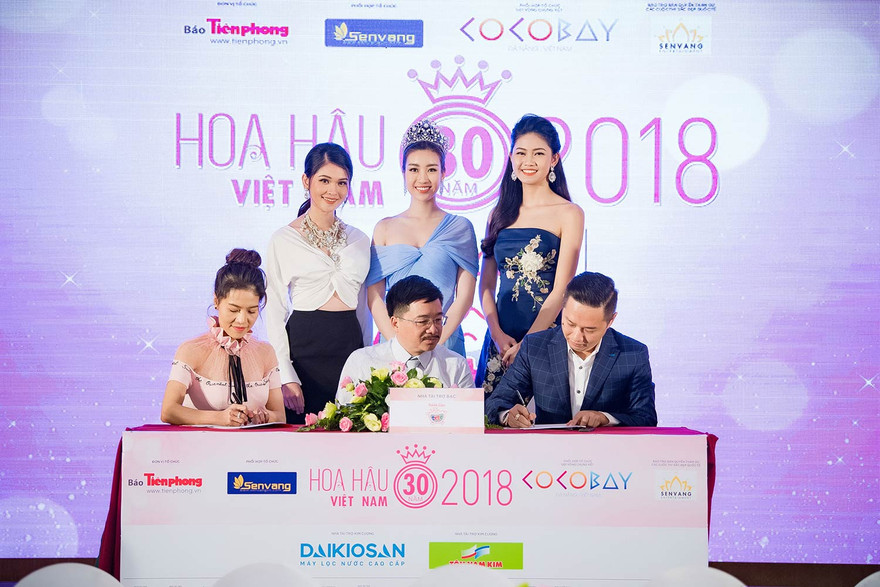 Ông Hứa Cao Trí – Tổng giám đốc Công ty CP Thực phẩm Gia Đình Anco, nhãn hàng Bánh gạo Tê Tê ký kết đồng hành cùng cuộc thi Hoa hậu Việt Nam 2018 