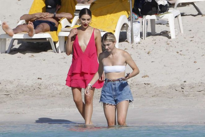 Hoa hậu Hoàn vũ Mỹ 2012 quyến rũ khi diện váy khoét sâu, không nội y 