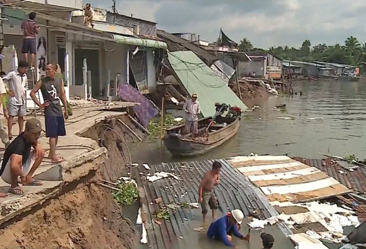 Sạt lở đất đe dọa dân cư ven sông Cà Mau