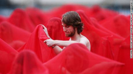  Được biết dự án có gần 1.000 người tham gia, chia làm hai ngày, trước đó, hôm 8/7, Spencer tổ chức buổi chụp hình ở địa điểm khác với sự góp mặt của hơn 500 người.