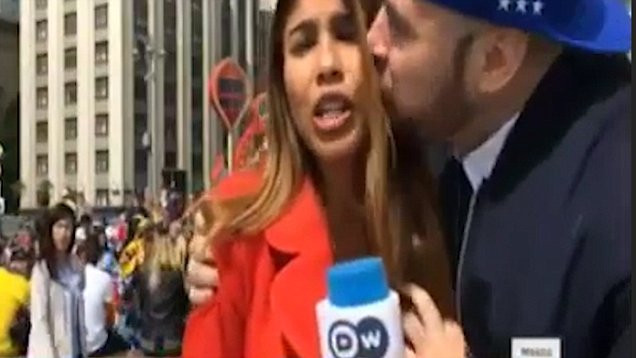 Phản ứng bất ngờ của phóng viên bị sàm sỡ khi dẫn trực tiếp World Cup