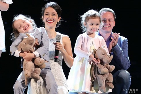 Vợ chồng Hồng Nhung và 2 con hồi còn hạnh phúc