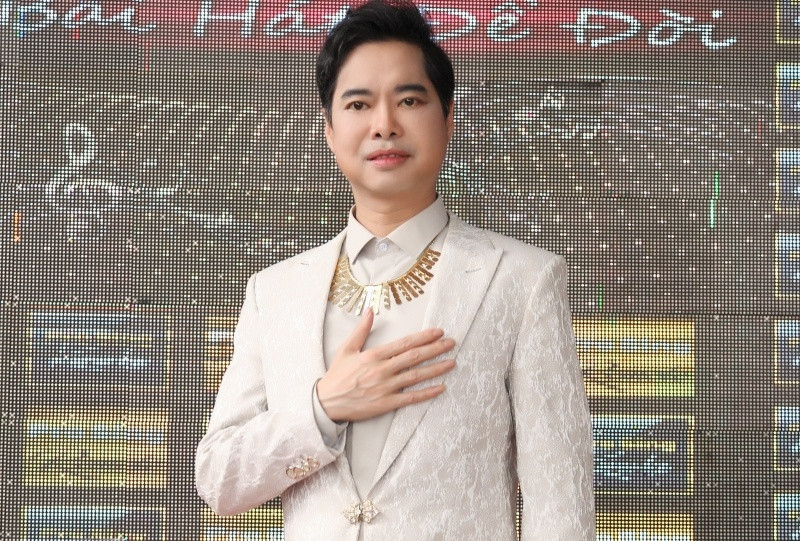 Ngọc Sơn sinh năm 1970, được mệnh danh là 'ông hoàng nhạc Sến' của Việt Nam.