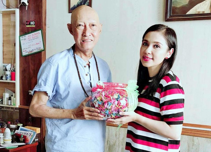 Việt Trinh đến nhà nghệ sĩ Lê Bình