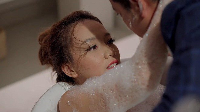 Showbiz 24/6: Băn Di 'Tởn' cảnh nóng 3h sáng trong bồn tắm của mình