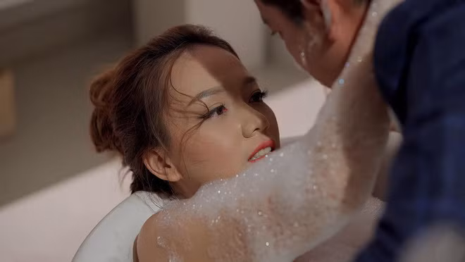 Showbiz 24/6: Băn Di 'Tởn' cảnh nóng 3h sáng trong bồn tắm của mình