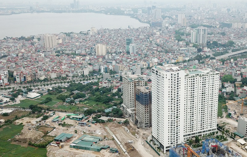 Từ ban công các căn hộ 3 phòng ngủ hướng Đông của EcoLife Tây Hồ đều có ban công, cửa sổ nhìn ra Hồ Tây 