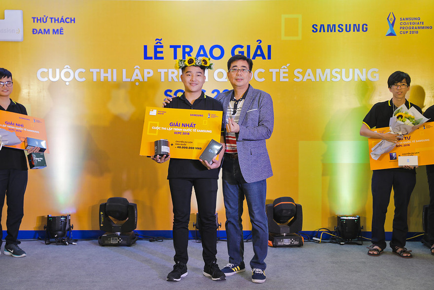 Lãnh đạo Sam Sung Việt Nam trao quà cho thí sinh giành giải nhất SCPC 2018