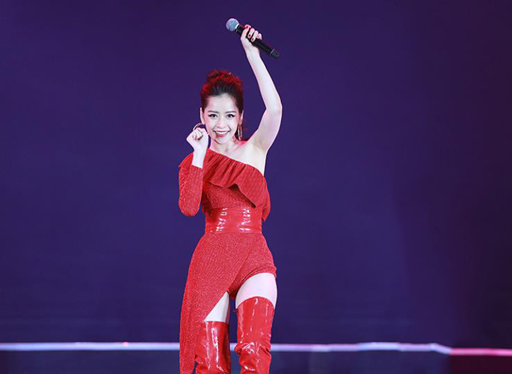 Chi Pu biểu diễn bốc lửa với 30 thí sinh HHVN trong trang phục bikini