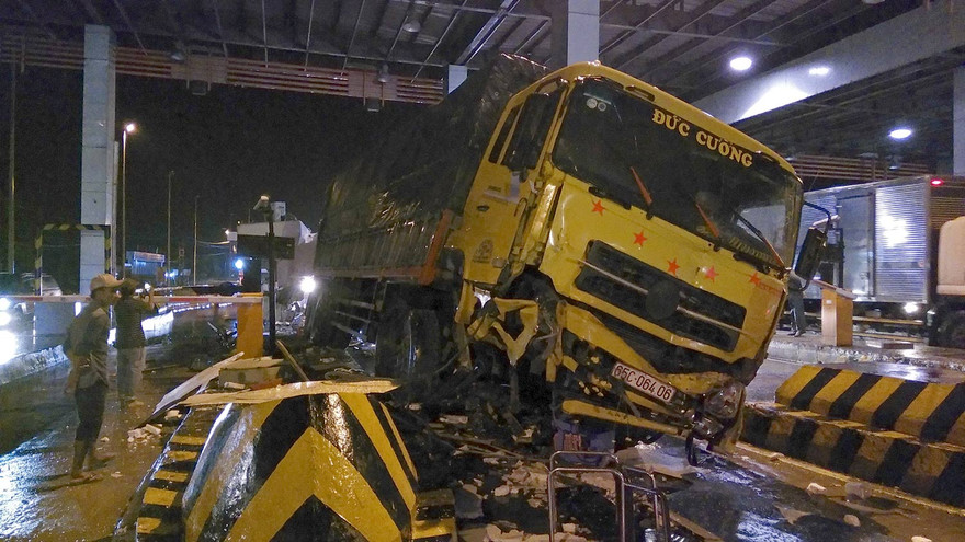 Xe tải tông sập cabin thu phí