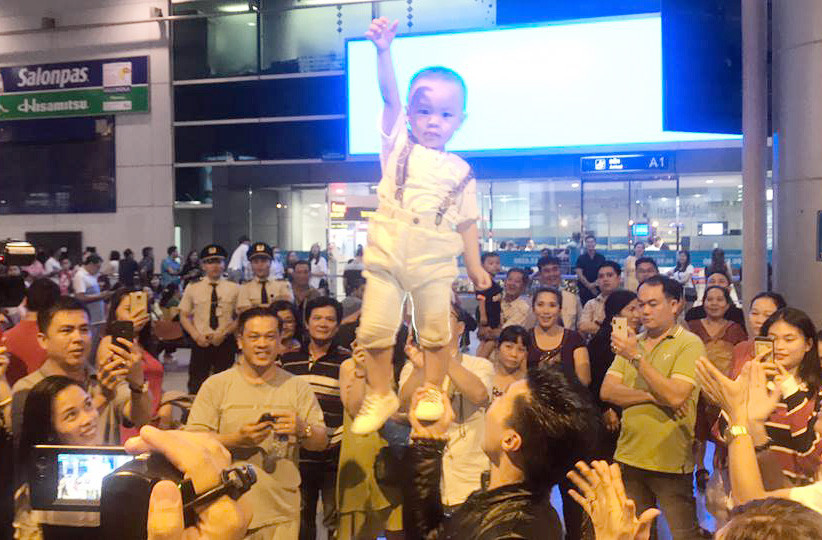 Màn diễn xiếc của con trai Quốc Nghiệp mới 1 tuổi ở sân bay 'gây sốt'