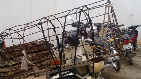 Nguyễn Như Sỹ chạy xe giả vờ đi mua dê để... trộm dê. Ảnh: ANTĐ