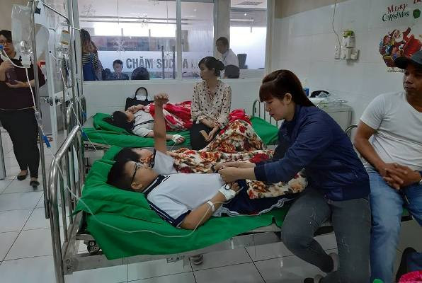 Hàng chục học sinh ở Bình Dương nhập viện sau buổi liên hoan