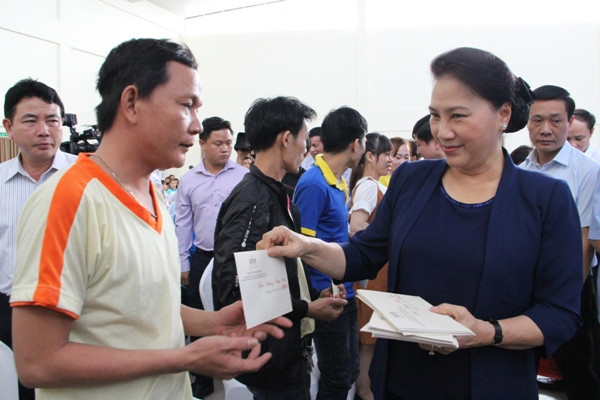 Chủ tịch Quốc hội tặng quà cho công nhân hoàn cảnh khó khăn ở Bình Dương