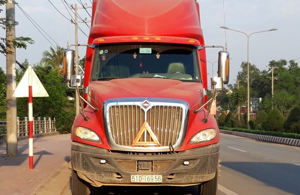 Va chạm với xe container, gia đình 4 người thương vong