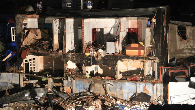 Vụ nổ tạo ra một hố sâu hơn 6m2, gây sập hoàn toàn nhà xưởng và 7 căn nhà lân cận