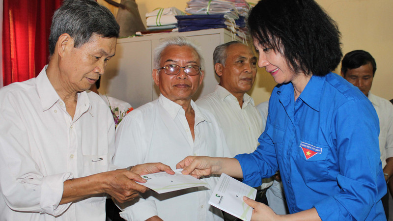  Trao quà cho cựu TNXP chống Pháp tại Hải Dương 