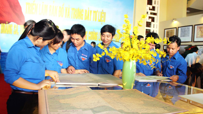 Các bạn ĐVTN tham quan bộ tư liệu Hoàng Sa. ảnh: Văn Tài