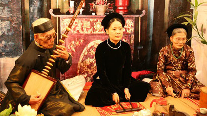 Nghệ nhân Nguyễn Thị Chúc và ca nương Phạm Thị Huệ trong một lần biểu diễn ca trù