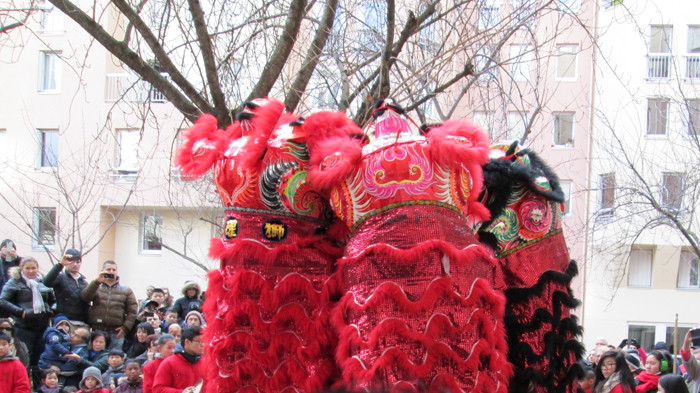 Rất đông người xem màn múa lân sôi động