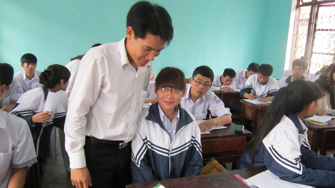 Cán bộ của trường về các trường PTTH tuyên truyền về tuyển sinh. Ảnh: P.V