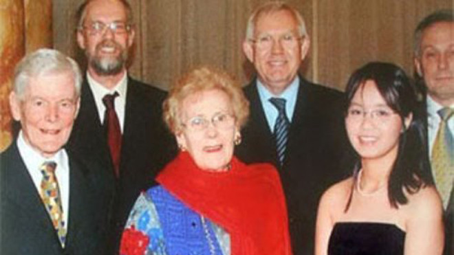 Lê Võ Phương Mai (hàng dưới bên phải) cùng các giáo sư tại Đại học Cardiff.