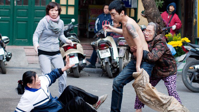 Hiện trường thanh niên cầm kéo đâm người giúp việc. Ảnh: Minh Thanh