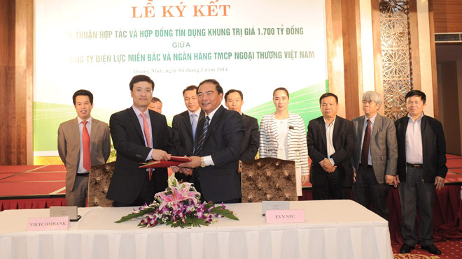 Đại diện Vietcombank, ông Phạm Quang Dũng - Phó Tổng giám đốc (bên trái) và đại diện EVN NPC, ông Nguyễn Phúc Vinh - Chủ tịch kiêm Tổng giám đốc EVN NPC tham gia ký kết thỏa thuận hợp tác giữa hai bên