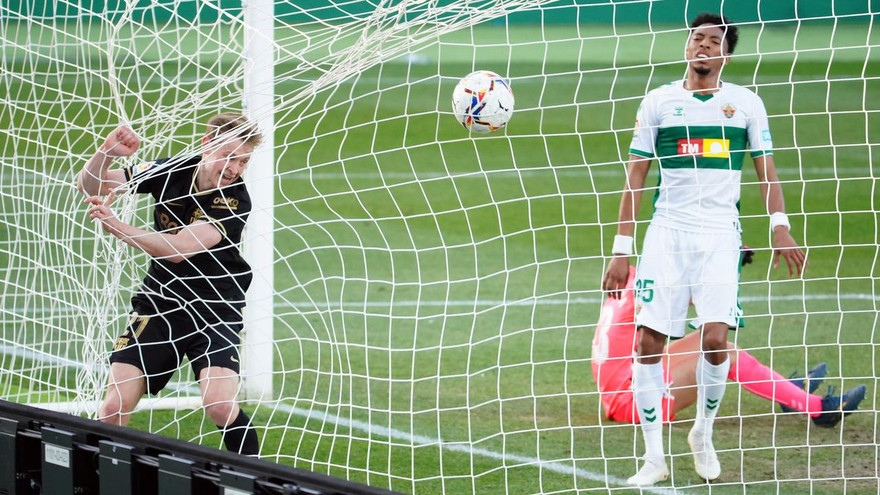 De Jong ập vào ghi bàn mở tỷ số cho Barca