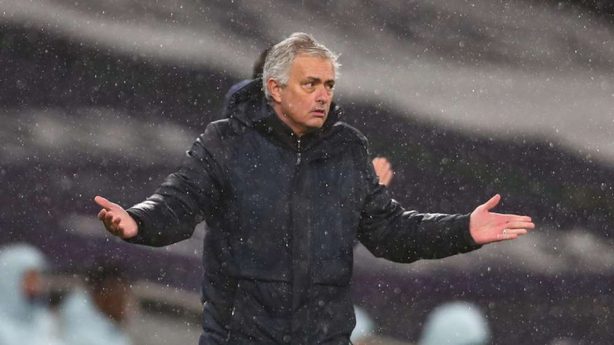 Jose Mourinho không hài lòng với các sai lầm của Tottenham.