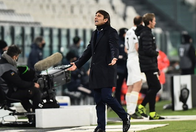 HLV Conte giơ ‘ngón tay thối’, mắng chửi thậm tệ chủ tịch Juventus